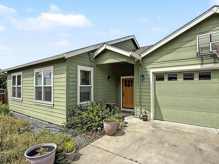 910 Stoneridge Ave — Photo 2