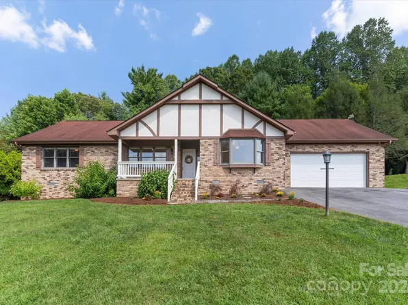 121 Mountain Valley Dr, Hendersonville, NC 28739