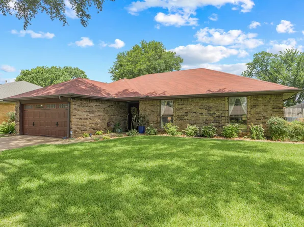 3040 Panhandle Dr, Grapevine, TX 76051