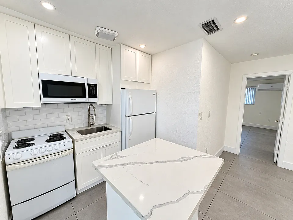 2850 SW 24th St #2