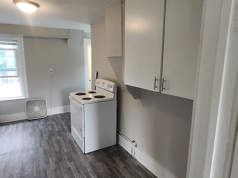 911 E 2nd St #3 — Photo 8