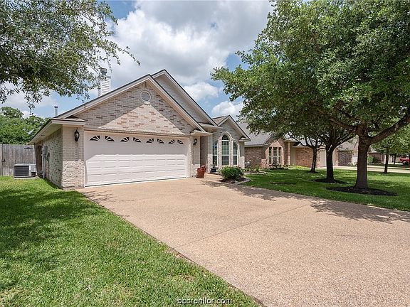 3rd image of 2210 Brougham Pl