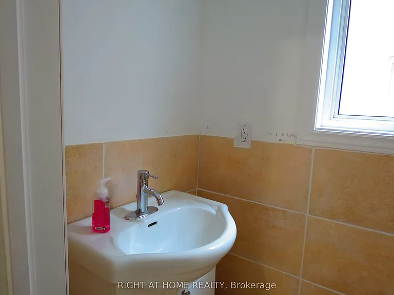 302 Stanley St — Photo 9
