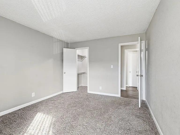 Woodland HIlls Apartments — Photo 26