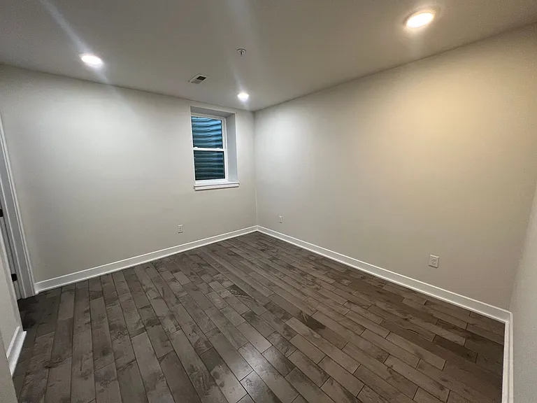 Brand New Luxury Apartments — Photo 24