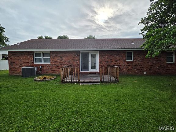 4th image of 705 Linden Ln