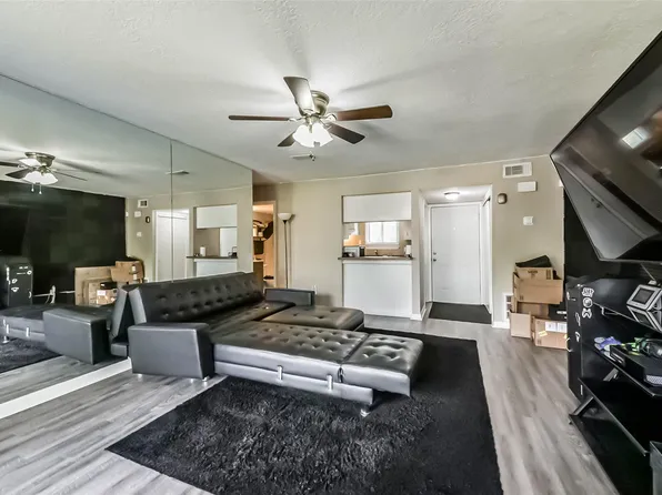 15919 Golf Club Dr APT 215, Crosby, TX 77532