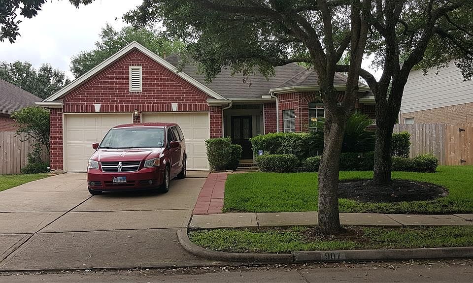 1st image of 907 Featherbrook Ct