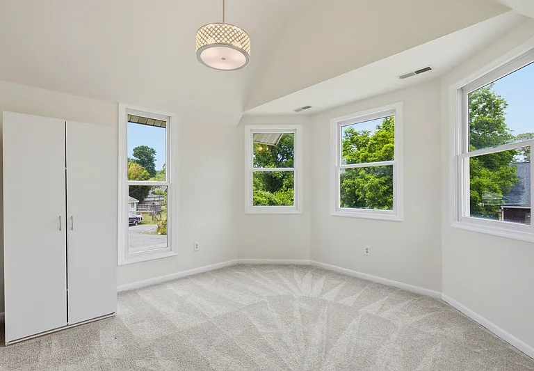 301 Kenmore Ave — Photo 15