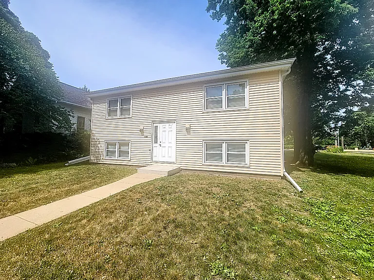 1106 McLean — Photo 1