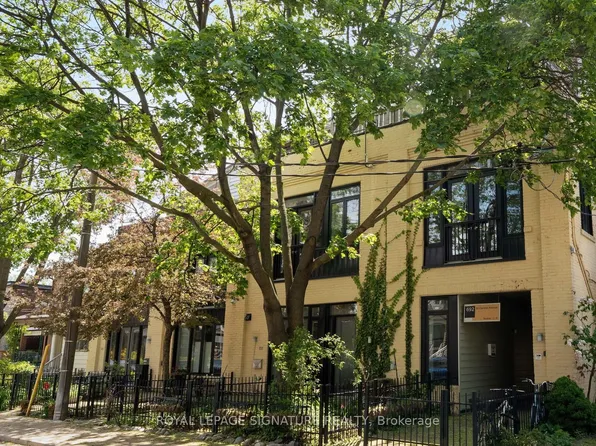 692 Saint Clarens Ave #7, Toronto, ON M6H 3X1
