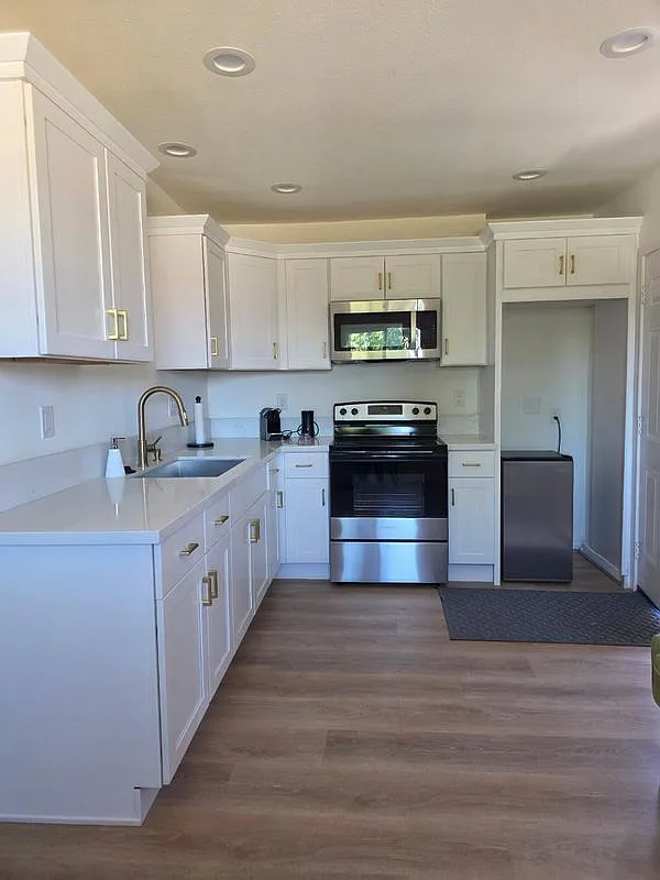 1 bed, 1.0 bath, 325 sqft, $1,695 — Photo 2