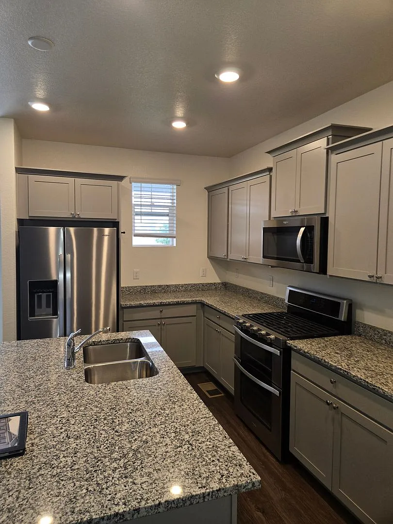 Spacious townhome — Photo 2