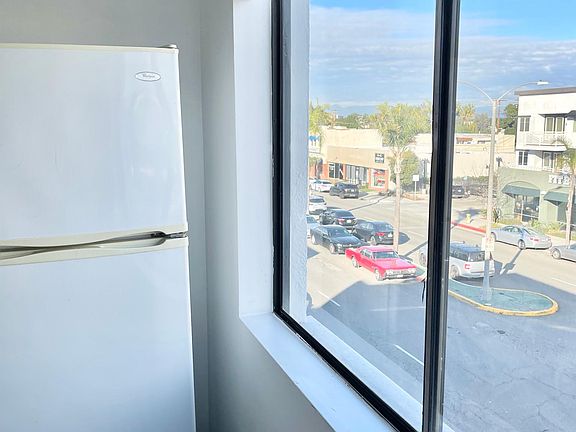 4th image of 1639 Cabrillo Ave #306