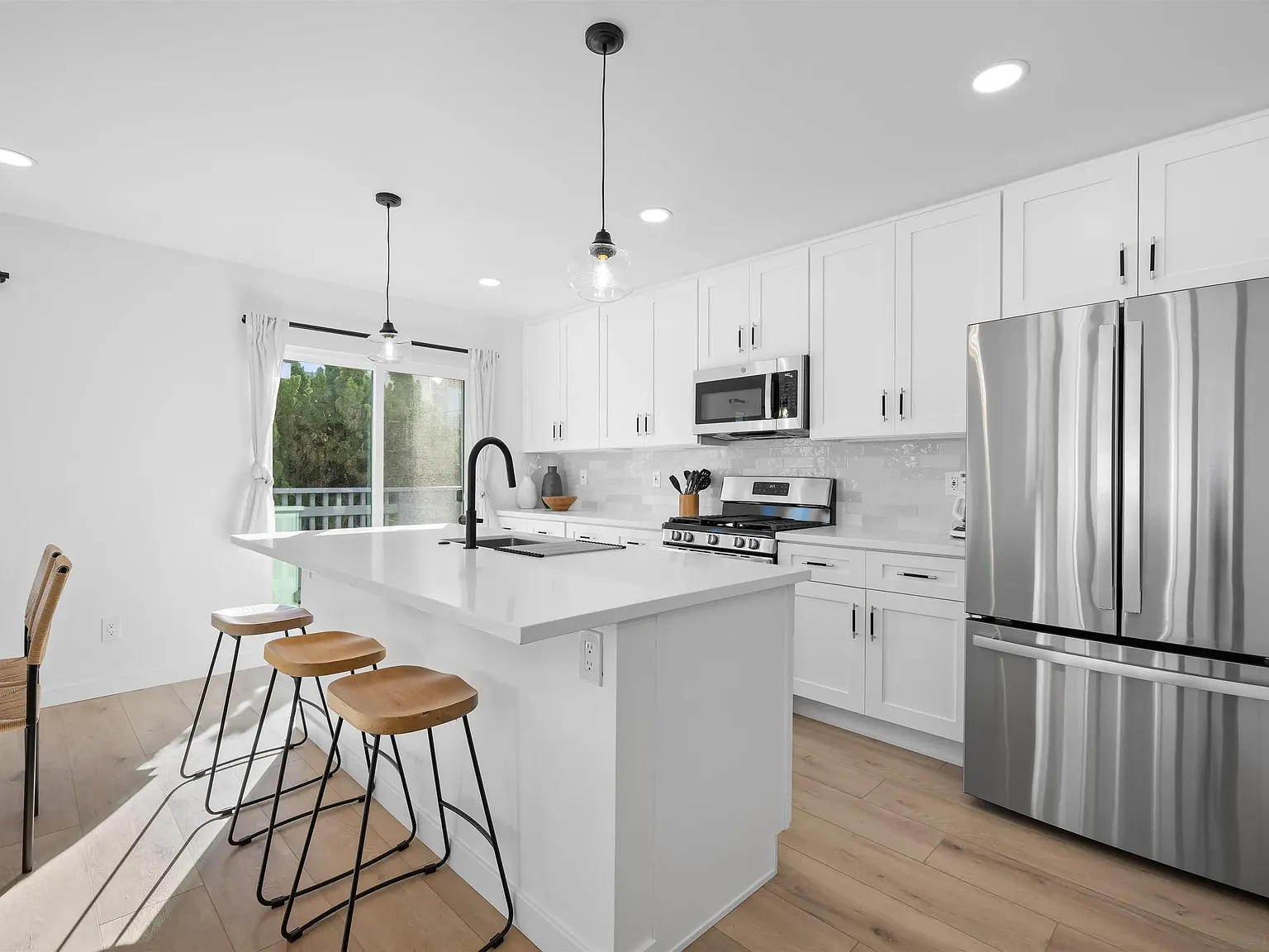 5 bed, 3.0 bath, 1400 sqft, $9,100 — Photo 4
