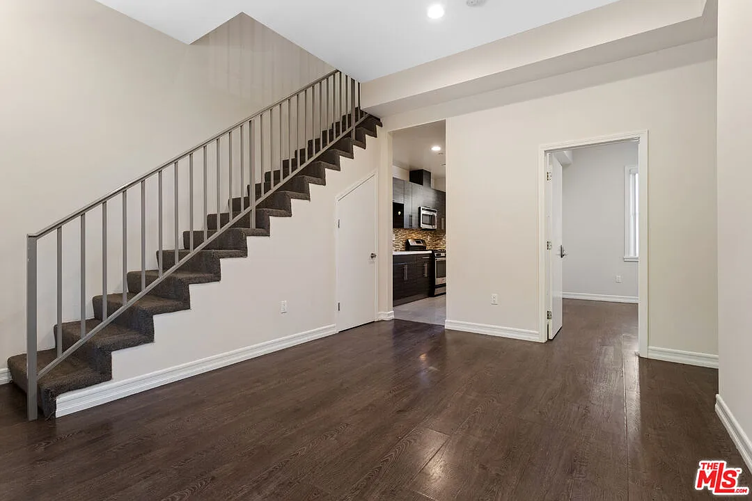 5 bed, 3.5 bath, 3000 sqft, $4,995 — Photo 1