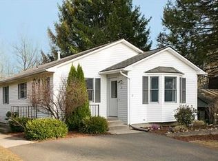 2 Grandview Ln, Easthampton, MA 01027