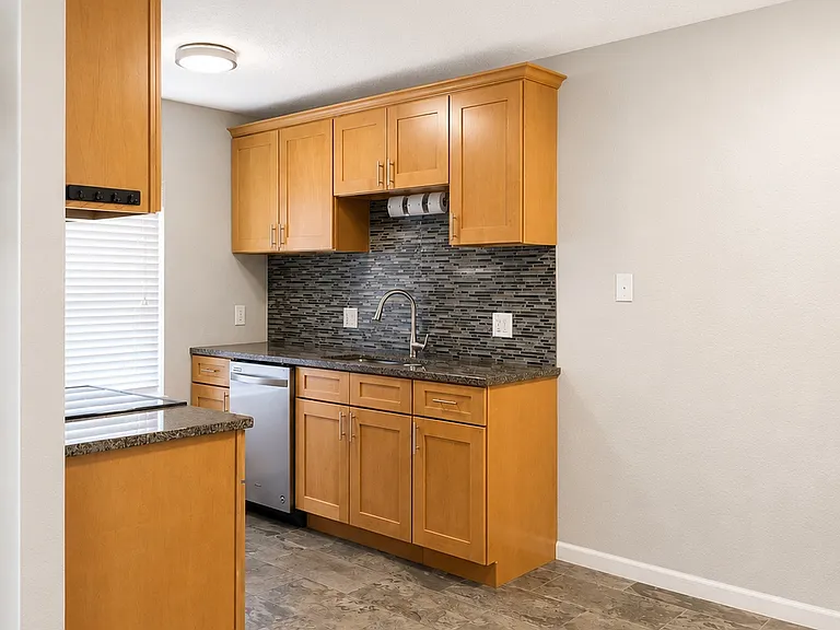 903 W Walnut St #B — Photo 4