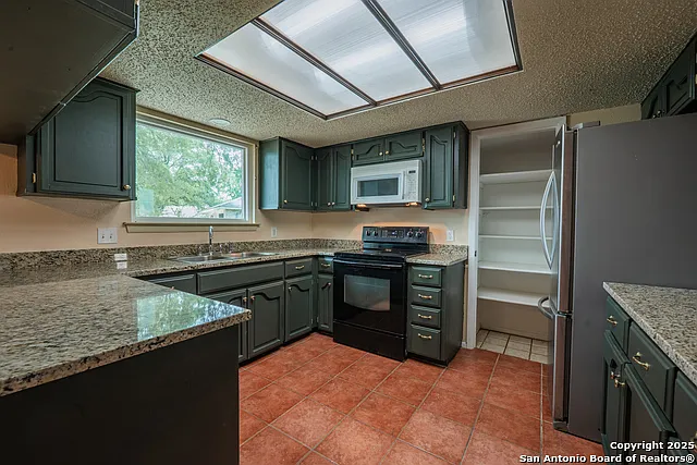 1002 River Oak Main House Seguin Ter #MAIN HOUSE — Photo 10