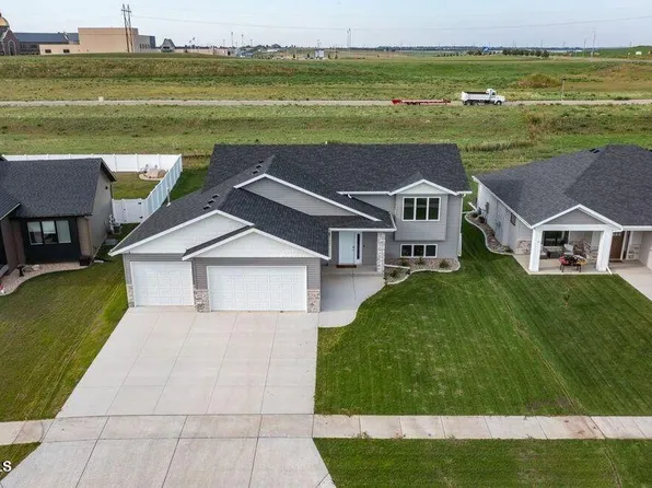 516 Shale Dr, Bismarck, ND 58503