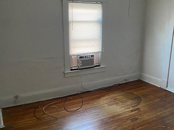 5th image of 4710 Killam Ave