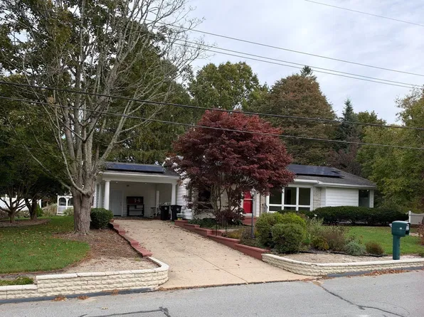 25 Wayne Memorial Dr, Dartmouth, MA 02747