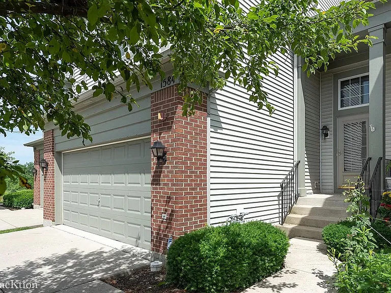 1584 Yellowstone Dr — Photo 2