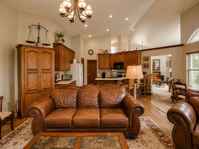 13600 Lake Shore Dr — Photo 4