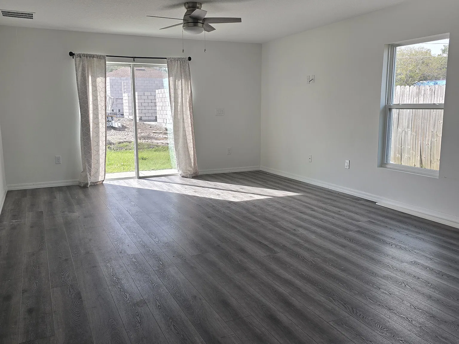 3 bed, 2.5 bath, 1915 sqft, $2,800 — Photo 2