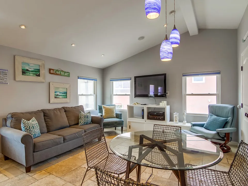 2715 Strandway