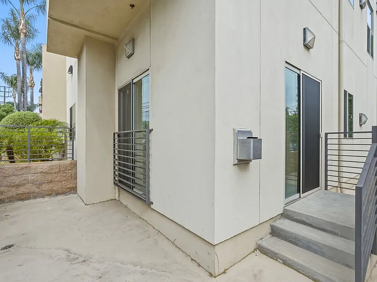 11305 Moorpark St — Photo 50