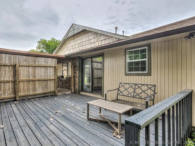 233 NE Queenstown Ave — Photo 22