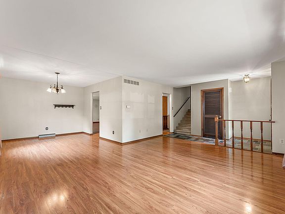 3rd image of 404 Hemlock Ln