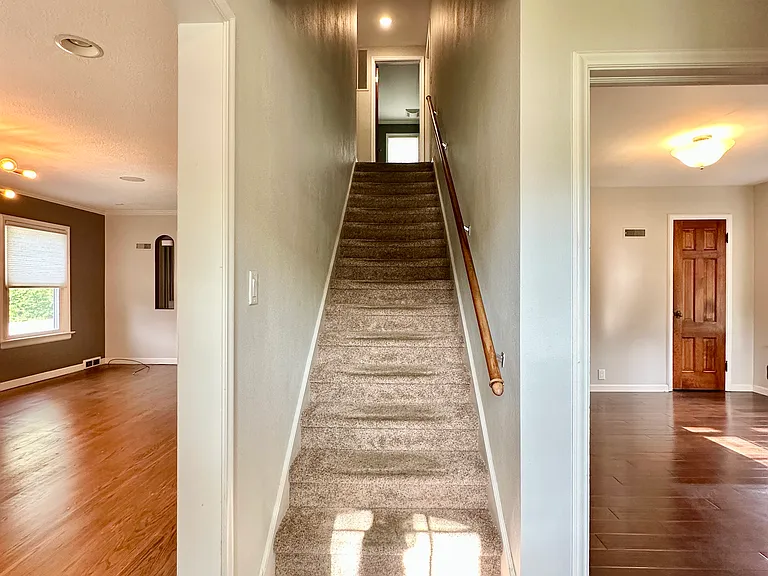 932 Robinson St — Photo 3