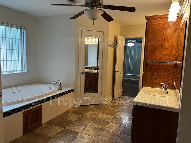 2109 Barrington Dr — Photo 26