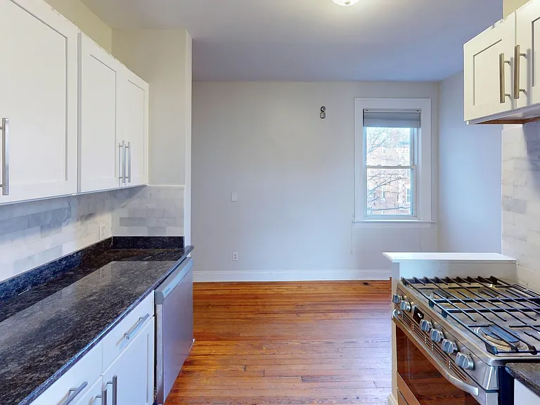 542 Chapel St #4 — Photo 1