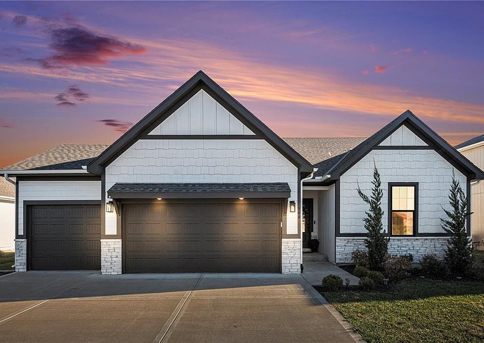 1st image of 700 SE Colonial Dr