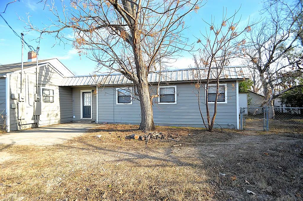 2 bed, 1.0 bath, 1000 sqft, $1,400 — Photo 1