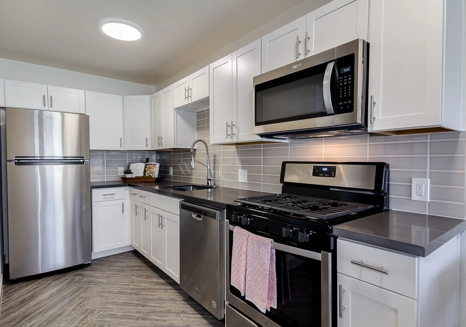 Stunning Remodeled 2 Bed/1 Bath in Old Town Scottsdale | Herringbone Floors & Modern Finishes | F... — Photo 2
