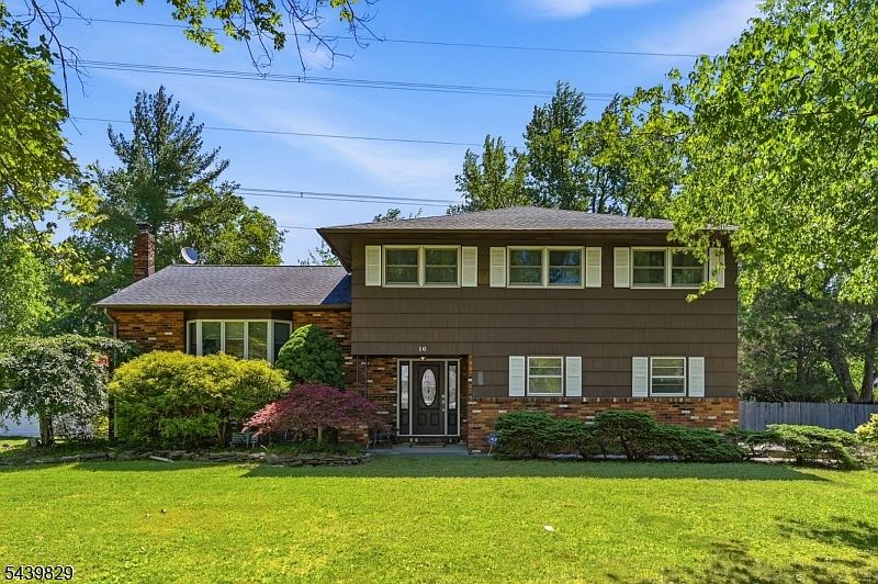 1st image of 16 Arnold Dr