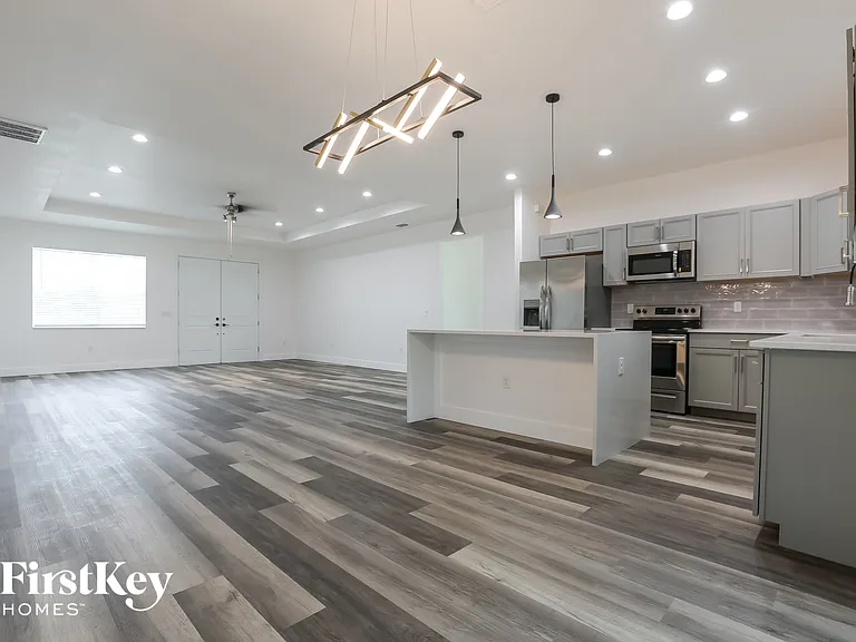 2698 Escambia Cir — Photo 2