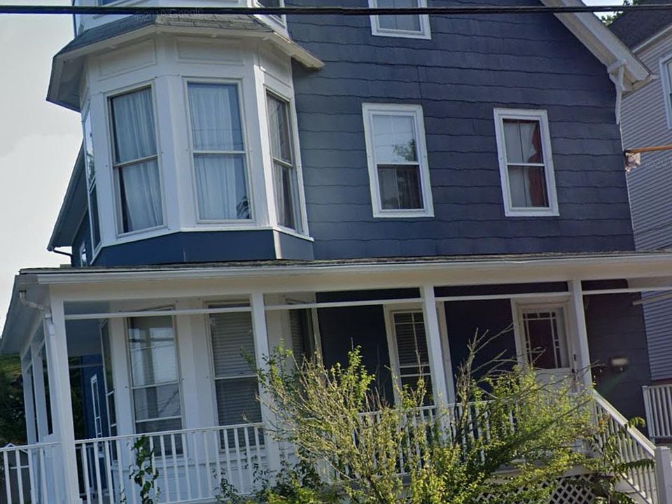 Front of house with views of the Thames