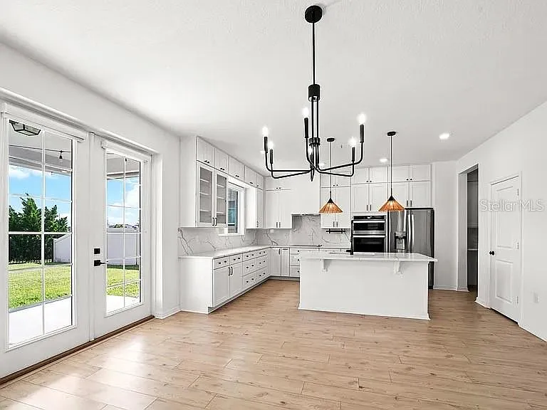 5 bed, 2.5 bath, 2575 sqft, $3,200 — Photo 2