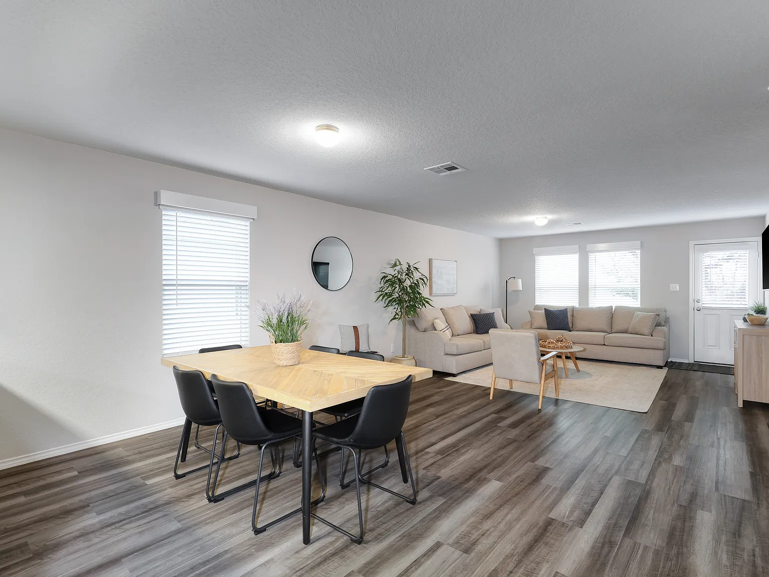 4 bed, 1874 sqft, $4,100 — Photo 3