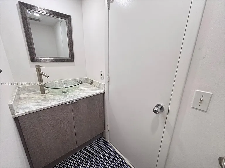 400 S Pointe Dr #408 — Photo 11