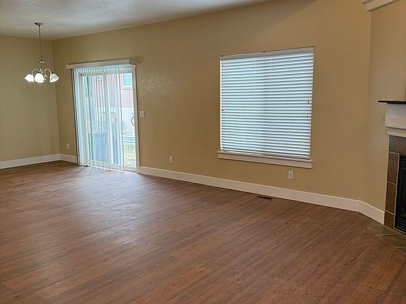 3rd image of 2514 N Cypress Way