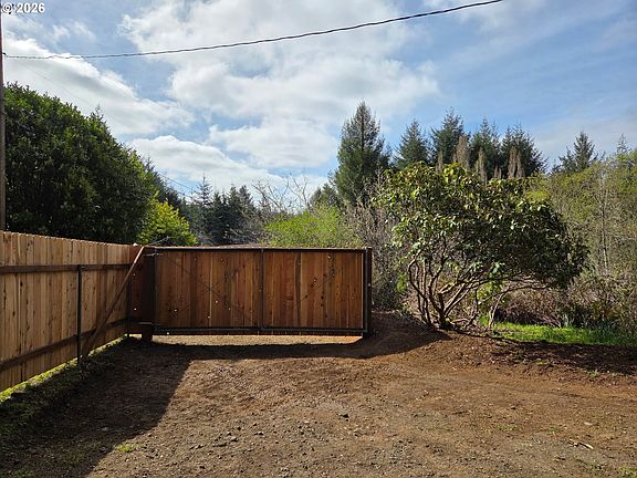 5th image of 60422 Foxglove Rd