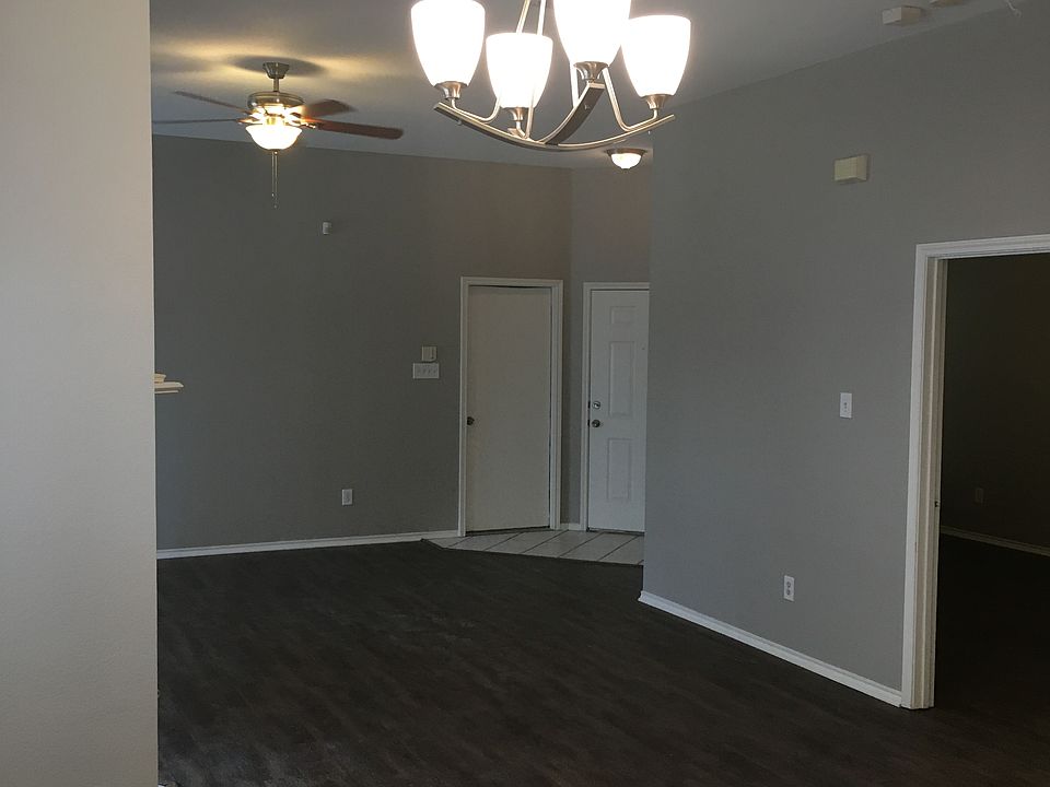 1st image of 2087 Camelot Dr