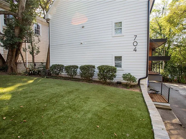 704 Durant Pl NE #D — Photo 3