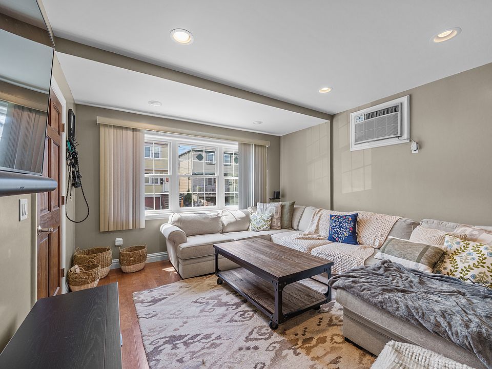 1st image of 155 W 21st St #1